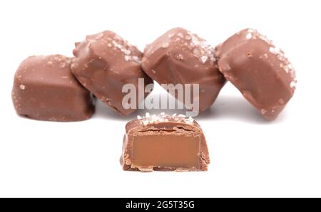 Pezzo di caramello salato coperto di cioccolato con sale spruzzato sopra Foto Stock