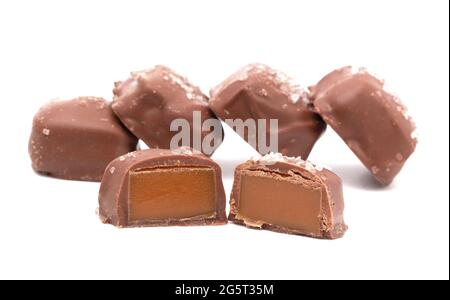 Pezzo di caramello salato coperto di cioccolato con sale spruzzato sopra Foto Stock