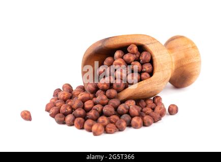 Cumulo di ceci marroni in paletta di legno, isolato su sfondo bianco. Ceci marroni. Garbanzo, grammo bengala o fagiolo di ceci. Foto Stock