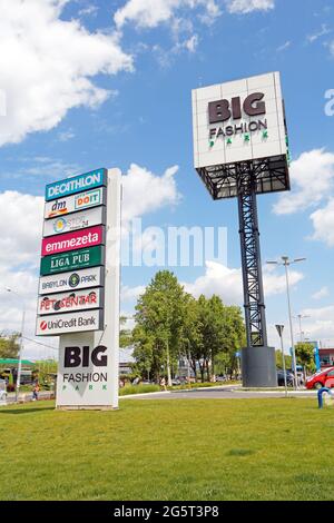 Belgrado, Serbia - 29 maggio 2021: L'esterno del moderno grande centro commerciale di moda con auto parcheggiate e molti marchi in banner all'aperto a Belgrado con b Foto Stock