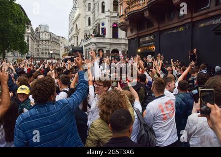 Londra, Regno Unito. 29 giugno 2021. I fan si sono riuniti a Leicester Square per celebrare la vittoria inglese di Euro 2020 sulla Germania. (Credit: Vuk Valcic / Alamy Live News) Foto Stock