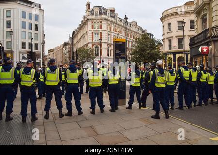 Londra, Regno Unito. 29 giugno 2021. Cordone di polizia fuori diverse strade nel West End per disperdere la folla. I fan si sono riuniti a Leicester Square per celebrare la vittoria inglese di Euro 2020 sulla Germania. (Credit: Vuk Valcic / Alamy Live News) Foto Stock