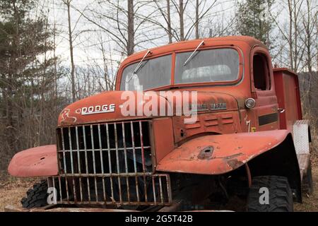 ROCCIA SOFFIANTE, NC, USA-27 DEC 2014: Molto, vecchio usurato, Dodge Power Wagon Truck in esposizione. Forse un camion del fuoco ritirato. Vista diagonale anteriore. Foto Stock