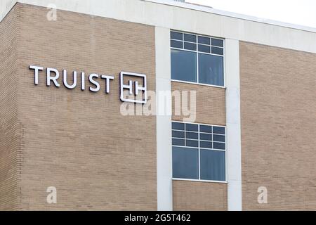 HICKORY, NC, USA-22 GIUGNO 2021: Angolo superiore della filiale Truist Bank con il nome e il logo. Foto Stock