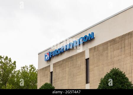 HICKORY, NC, USA-22 GIUGNO 2021: Angolo superiore della prima banca di filiali Horizon, con il segno del nome e il logo. Foto Stock
