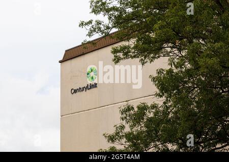HICKORY, NC, USA-22 GIUGNO 2021: Angolo superiore dell'edificio CenturyLink con il nome e il logo. Foto Stock