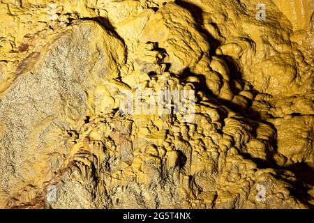 La grotta di Sarikaya, situata a Duzce, Turchia, offre una splendida vista con formazioni naturali, stalattiti e stalagmiti. Foto Stock