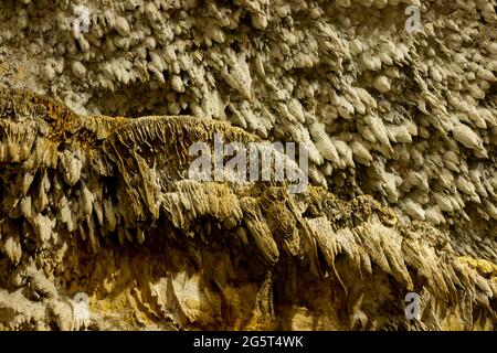 La grotta di Sarikaya, situata a Duzce, Turchia, offre una splendida vista con formazioni naturali, stalattiti e stalagmiti. Foto Stock