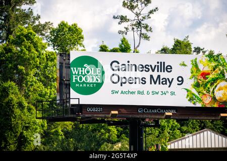 Gainesville, USA - 26 aprile 2018: Nuovo mercato dei prodotti alimentari Amazon segno sulla costruzione esterna in città in Florida con banner verde per il testo del cartellone per inf Foto Stock