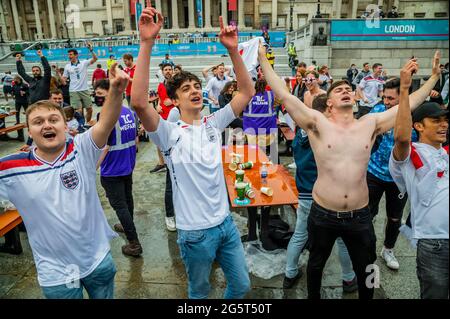 Londra, Regno Unito. 29 giu 2021. Punteggio Inghilterra - sostenitori guardare la partita sul grande schermo nella zona fan UEFA Euro 2020 a Trafalgar Square per la partita finale in piscina tra Inghilterra e Germania. Credit: Guy Bell/Alamy Live News Foto Stock