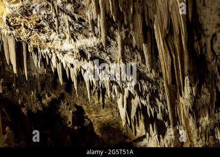 La grotta di Sarikaya, situata a Duzce, Turchia, offre una splendida vista con formazioni naturali, stalattiti e stalagmiti. Foto Stock