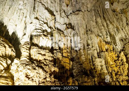 La grotta di Sarikaya, situata a Duzce, Turchia, offre una splendida vista con formazioni naturali, stalattiti e stalagmiti. Foto Stock