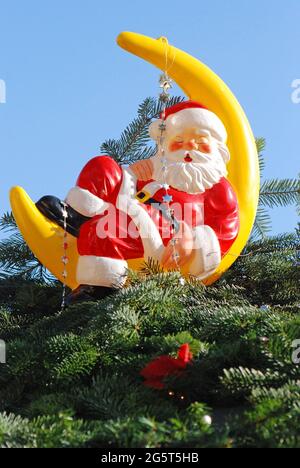 Dormire Nicholas in una luna crescente, kitschy decorazione di Natale , Germania Foto Stock