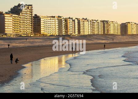 appartamenti lungo la costa belga, Belgio, Fiandre Occidentali, Nieuwpoort Foto Stock