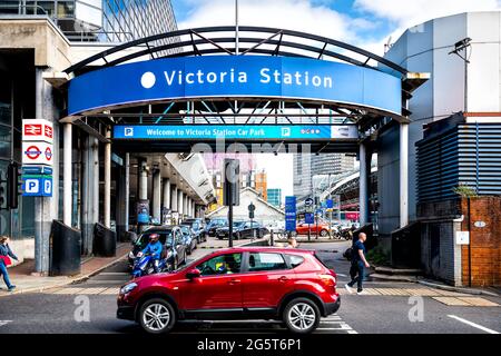 Londra, Regno Unito - 15 settembre 2018: Cartello blu per l'ingresso del parcheggio della stazione Victoria e per i pedoni della gente sulla strada Foto Stock