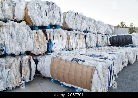 Plastica compattata e imballata da riciclare. Foto Stock