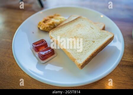 Pane tostato con marmellata di fragole su un piatto Foto Stock