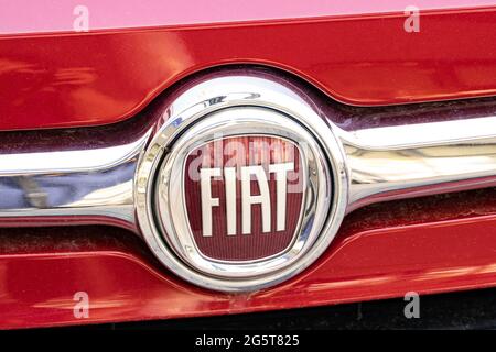 OBERURSEL, GERMANIA 2021-04-27 FIAT Iscriviti Chiudi. Fondata nel 1899 in Italia, nel 2013 è stata la seconda azienda automobilistica europea per volumi prodotti, An Foto Stock