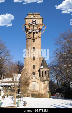 Marburg, Germania 2021-02-13: La torre Kaiser Wilhelm, torre a specchio, è una torre di osservazione sulle montagne di Lahn con vista su Marburg, su un soleggiato Foto Stock