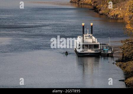 Taylors Falls Queen al molo sul Dalles del fiume St. Croix con un kayak a fianco. Foto Stock