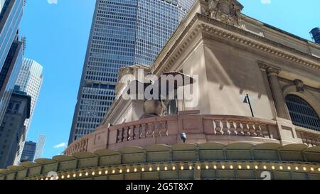 Scultura dell'Aquila americana sopra l'ingresso ad angolo del Grand Central a Vanderbilt Avenue e East 42nd Street, iconico dettaglio architettonico Foto Stock