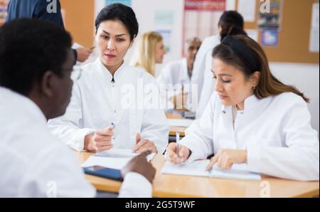 Gruppo multirazziale di medici che lavorano in gruppi Foto Stock