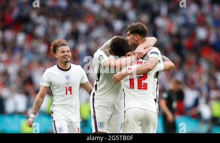 Londra, Gran Bretagna. 29 Giugno 2021. I giocatori inglesi festeggiano con il compagno di squadra Kalvin Phillips dopo la partita del 16 tra Inghilterra e Germania alla UEFA EURO 2020 a Londra, Gran Bretagna, il 29 giugno 2021. Credit: Han Yan/Xinhua/Alamy Live News Foto Stock