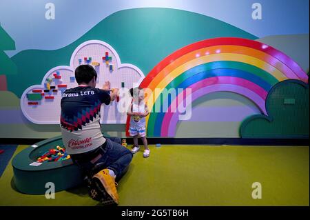 East Rutherford, Stati Uniti. 29 Giugno 2021. Un padre e una figlia giocano con i legos durante una visita a Legoland all'American Dream Entertainment Mall, parte del complesso sportivo Meadowlands, a Rutherford, NJ, 29 giugno 2021. Sea Life Aquarium e Lego Center sono adiacenti l'uno all'altro. (Foto di Anthony Behar/Sipa USA) Credit: Sipa USA/Alamy Live News Foto Stock