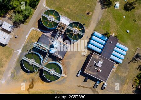 Vista aerea del ricircolo dei fanghi del serbatoio del chiarificatore solido nell'impianto di trattamento delle acque nelle vicinanze della grande città Foto Stock