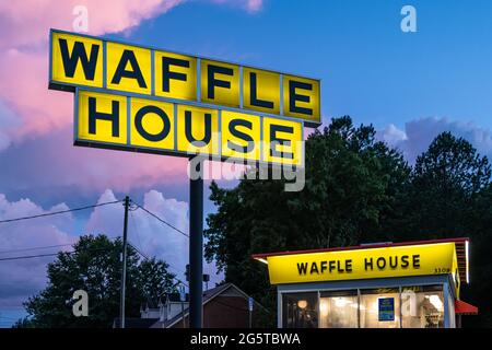 Waffle House 24/7/365 ristorante al tramonto in Snellville, Georgia. (USA) Foto Stock