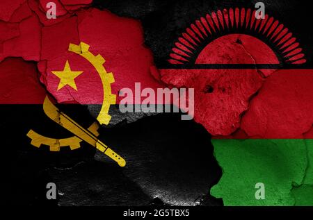 Bandiere di Angola e Malawi dipinte su pareti incrinate Foto Stock