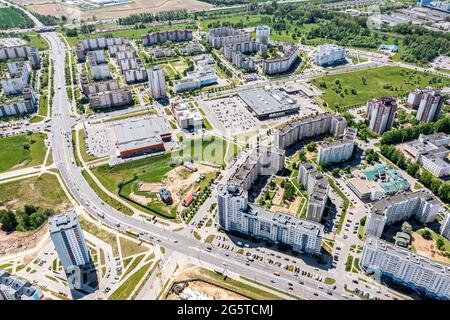 moderno quartiere residenziale con alti edifici di appartamenti e due centri commerciali. vista aerea panoramica Foto Stock