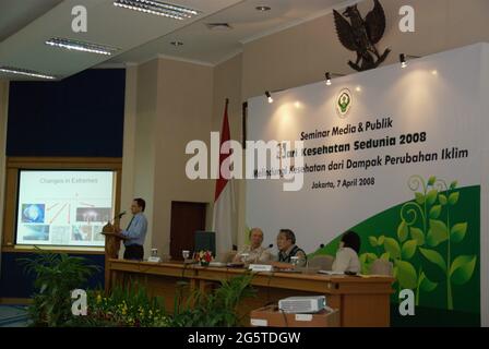 Giacarta, Indonesia. 7 aprile 2008. Sharad Adhikary, consulente per la salute ambientale dell'Organizzazione Mondiale della Sanità (OMS), presenta un seminario dal titolo "impatto del cambiamento climatico a livello comunitario, nazionale, regionale e globale" durante un evento di media e seminari pubblici che si è tenuto nella stanza di Leimena presso l'ufficio del Ministero della Sanità indonesiano di Giacarta. Il seminario fa parte di una serie di eventi che celebrano la Giornata Mondiale della Sanità 2008 a Giacarta, Indonesia. Il tema della celebrazione del 2008 è "proteggere la salute dai cambiamenti climatici". Foto Stock