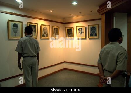 Giacarta, Indonesia. 7 aprile 2008. Gli ufficiali governativi prestano attenzione ai ritratti dei precedenti ministri della Sanità indonesiani esposti presso il muro del corridoio fuori dalla sala Leimena presso l'edificio degli uffici del ministero a Giacarta, dove si tiene un evento di media e seminari pubblici per celebrare la Giornata Mondiale della Sanità 2008. L'evento dei seminari è uno di una serie di eventi programmati per la celebrazione della Giornata Mondiale della Sanità 2008 nella capitale indonesiana. Il tema della celebrazione del 2008 è "proteggere la salute dai cambiamenti climatici". Foto Stock