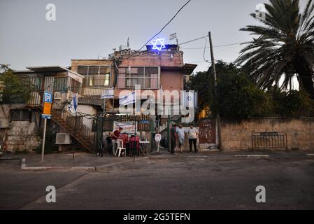 Gerusalemme, Israele. 29 giu 2021 . Il 29 giugno la polizia israeliana aveva rimosso i checkpoint alle entrate del quartiere Sheikh Jarrah. Dopo sei settimane l'ingresso al neigerbhoog non fu limitato, il che portò a scontri tra palestinesi e coloni ebrei, dispersi dalla polizia. (Foto di Matan Golan/ Alamy Live News) Foto Stock