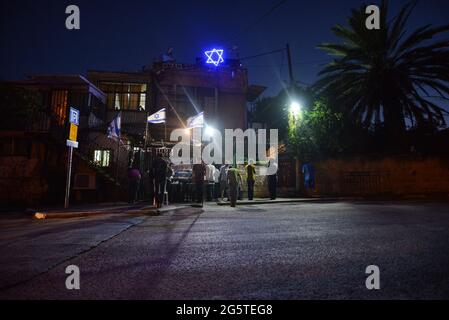 Gerusalemme, Israele. 29 giu 2021 . Il 29 giugno la polizia israeliana aveva rimosso i checkpoint alle entrate del quartiere Sheikh Jarrah. Dopo sei settimane l'ingresso al neigerbhoog non fu limitato, il che portò a scontri tra palestinesi e coloni ebrei, dispersi dalla polizia. (Foto di Matan Golan/ Alamy Live News) Foto Stock