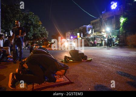 Gerusalemme, Israele. 29 giu 2021 . Il 29 giugno la polizia israeliana aveva rimosso i checkpoint alle entrate del quartiere Sheikh Jarrah. Dopo sei settimane l'ingresso al neigerbhoog non fu limitato, il che portò a scontri tra palestinesi e coloni ebrei, dispersi dalla polizia. (Foto di Matan Golan/ Alamy Live News) Foto Stock