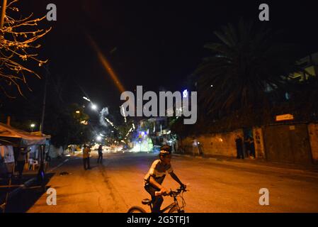 Gerusalemme, Israele. 29 giu 2021 . Il 29 giugno la polizia israeliana aveva rimosso i checkpoint alle entrate del quartiere Sheikh Jarrah. Dopo sei settimane l'ingresso al neigerbhoog non fu limitato, il che portò a scontri tra palestinesi e coloni ebrei, dispersi dalla polizia. (Foto di Matan Golan/ Alamy Live News) Foto Stock