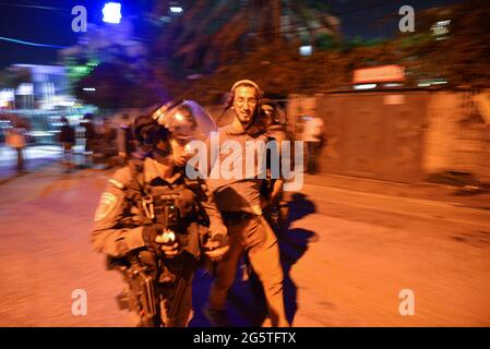 Gerusalemme, Israele. 29 giu 2021 . Il 29 giugno la polizia israeliana aveva rimosso i checkpoint alle entrate del quartiere Sheikh Jarrah. Dopo sei settimane l'ingresso al neigerbhoog non fu limitato, il che portò a scontri tra palestinesi e coloni ebrei, dispersi dalla polizia. (Foto di Matan Golan/ Alamy Live News) Foto Stock