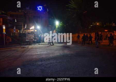 Gerusalemme, Israele. 29 giu 2021 . Il 29 giugno la polizia israeliana aveva rimosso i checkpoint alle entrate del quartiere Sheikh Jarrah. Dopo sei settimane l'ingresso al neigerbhoog non fu limitato, il che portò a scontri tra palestinesi e coloni ebrei, dispersi dalla polizia. (Foto di Matan Golan/ Alamy Live News) Foto Stock