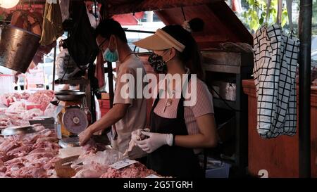 Carne in vendita Young Lady Butcher Klong Toey mercato all'ingrosso mercato umido Bangkok Thailandia più grande centro di distribuzione alimentare nel sud-est asiatico Foto Stock