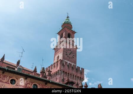 Porzione della torre dell'orologio del Bramante, a Vigevano (Italia): Orizzontale, spazio di copia Foto Stock