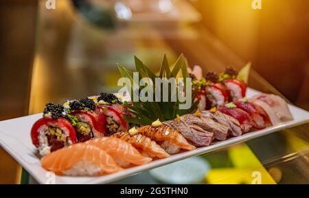 Piatto con diversi tipi di sushi roll e nigrini. Set Big Sushi Foto Stock