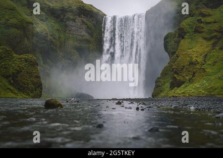 Famosa e più visitata cascata di Skogafoss in Islanda alla luce della sera Foto Stock