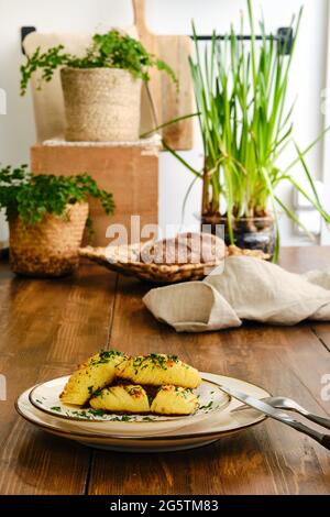 Cotto in forno patate tagliate a fette su un piatto Foto Stock