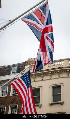 La bandiera nazionale britannica e la bandiera nazionale americana che battono l'una accanto all'altra. Foto Stock