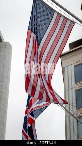 La bandiera nazionale britannica e la bandiera nazionale americana che battono l'una accanto all'altra. Foto Stock