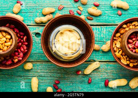 Pasta di arachidi in vetro jar.Peanut burro in ciotola Foto Stock