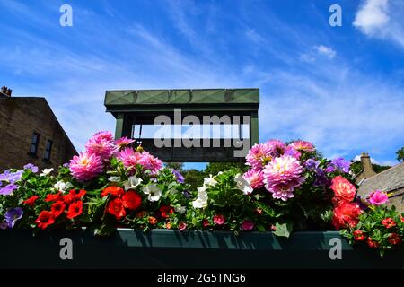 Cesto di fiori, serratura a ghigliottina, Rochdale Canal, Todmorden, Pennines, Calderdale, West Yorkshire Foto Stock
