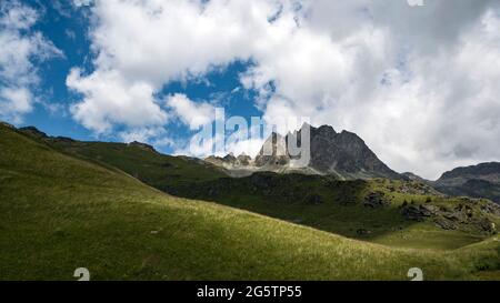 Oberengadiner Landschaft bei Gravasalvas mit Piz Lagrev im Hintergrund, Gem. Sils im Engadin/Segl, em 20.07.19. Foto Stock